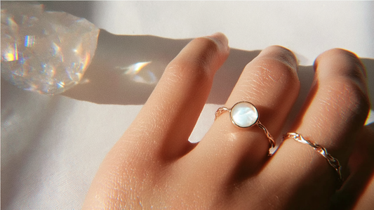 La signification de l'emplacement des bagues sur les doigts