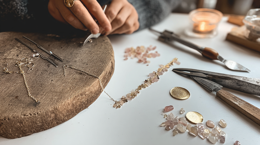 Connaître et différencier les différents apprêts : fermoirs, crochets, embouts…